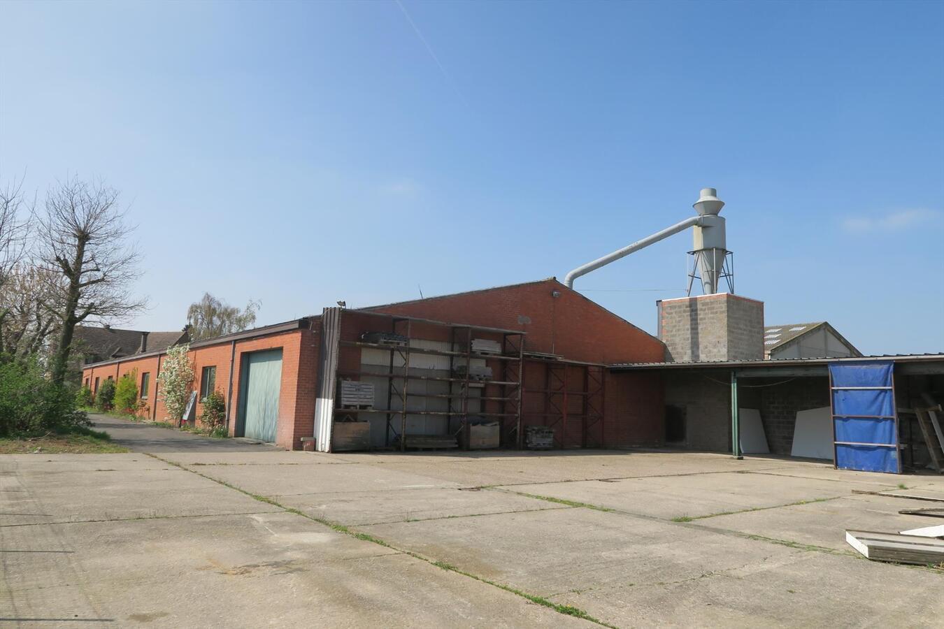 Atelier van 950 m² op verbindingsweg Ieper - Diksmuide 