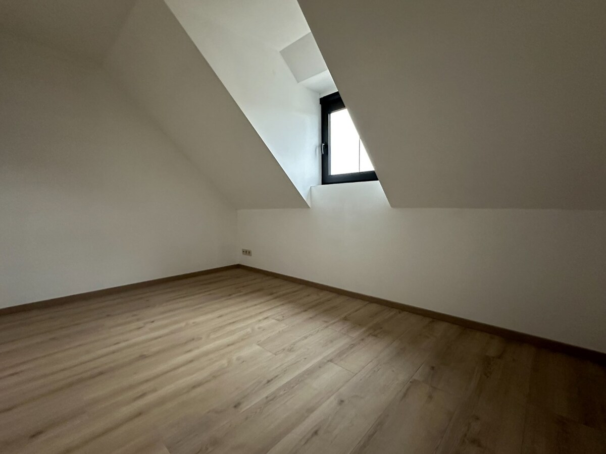 Prachtig, volledig gerenoveerd duplex appartement met 3 slaapkamers 