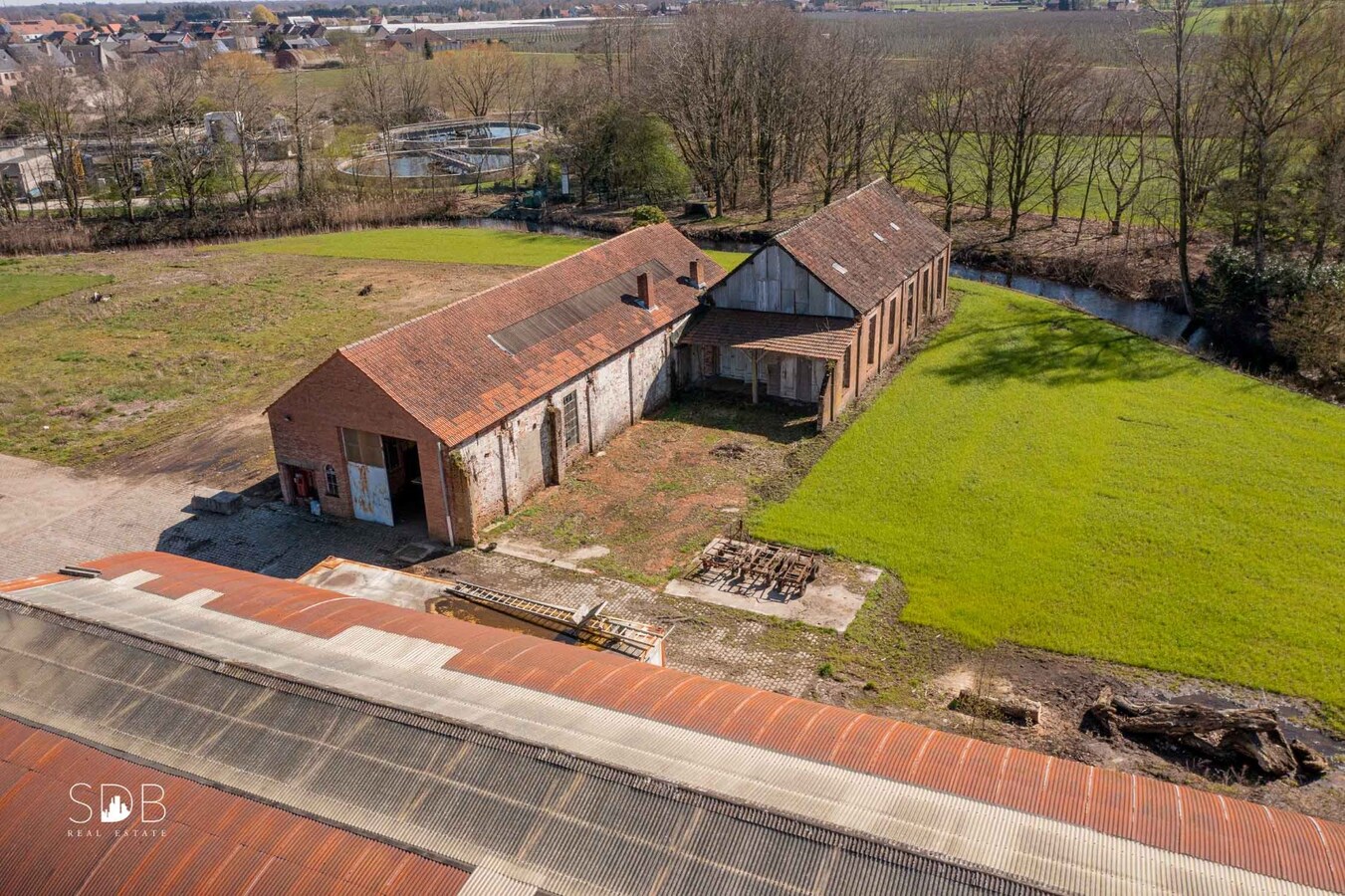 Stijlvolle villa met diverse bijgebouwen en graslanden op circa 3ha 