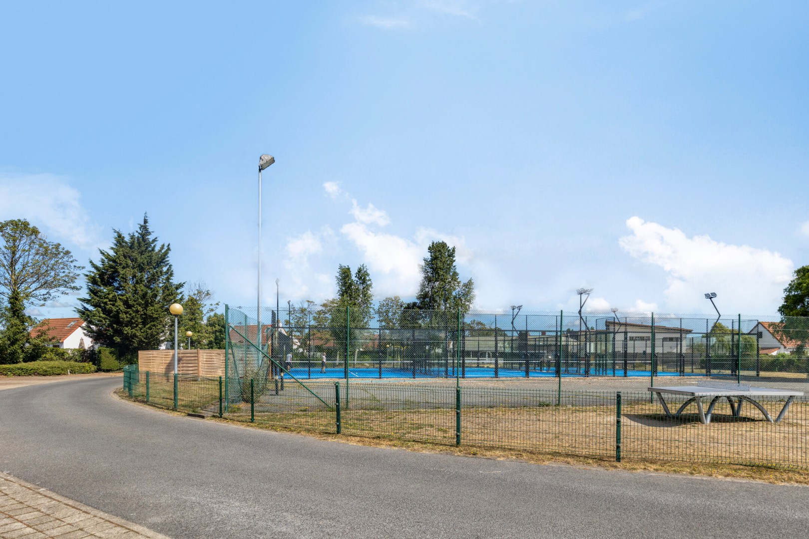 Unieke opportuniteit: horecazaak met 3 padelterreinen, terrassen en tuin te huur! 
