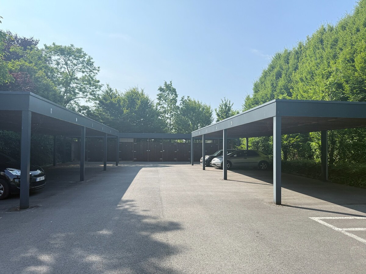 NIEUWE PRIJS – Twee moderne appartementen met 1 slaapkamer en carport 