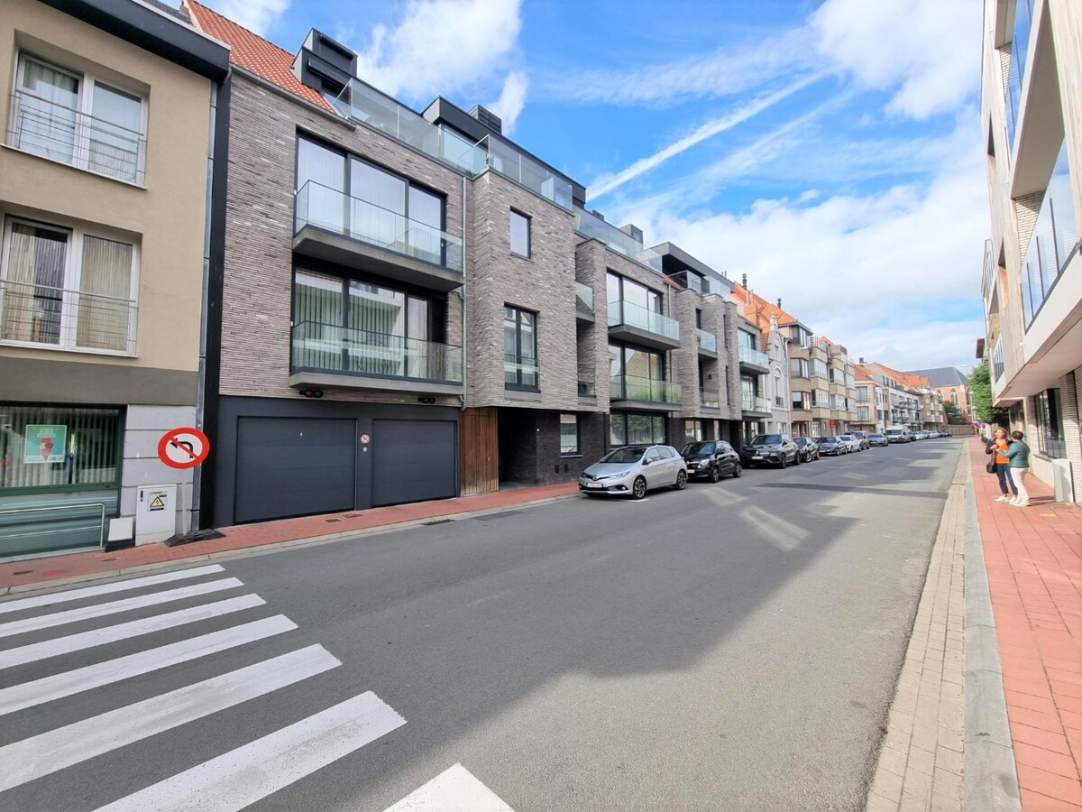 Ruime garagebox (5,65m x 4,05m) in het centrum van Heist 