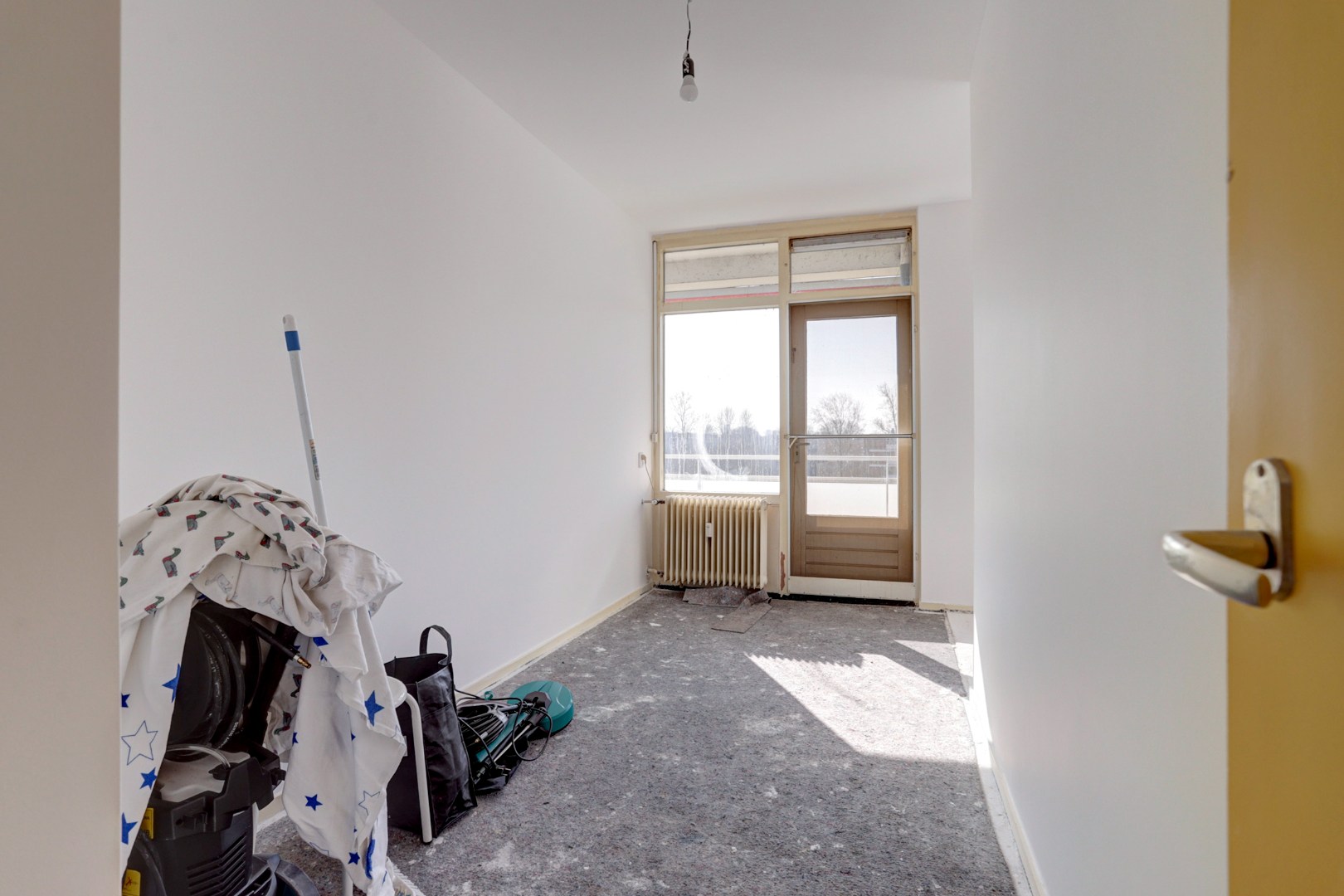 Dit 3 (voorheen 4) kamer appartement is helemaal naar eigen smaak te realiseren met 2 slaapkamers (3e slaapkamer is gemakkelijk te realiseren), 3 balkons, berging in de onderbouw en gelegen op eigen g 