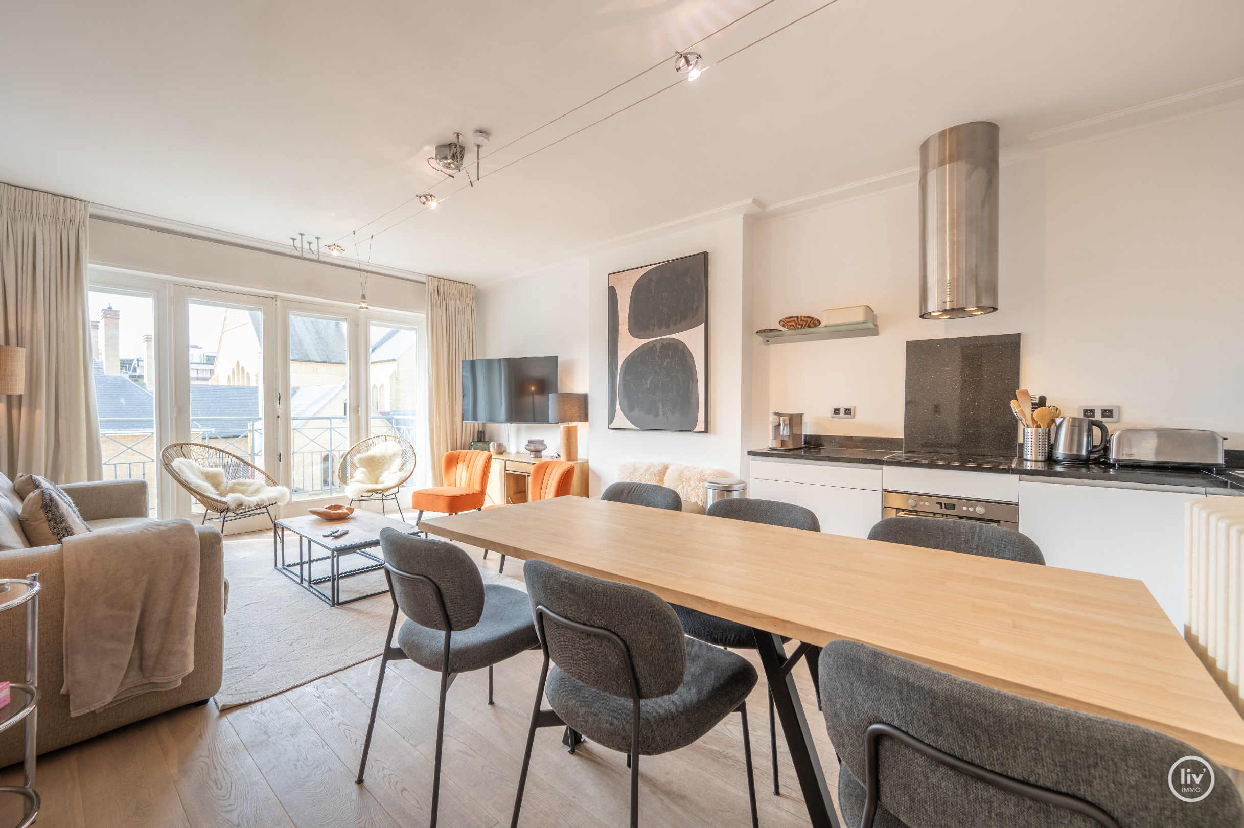 Dit uitstekend gelegen en bijzonder lichtrijke appartement geniet van een open zicht op de Heilig Hartkerk en dankzij de gunstige oriëntatie baadt het de hele dag in het zonlicht. Een aangename woonpl 