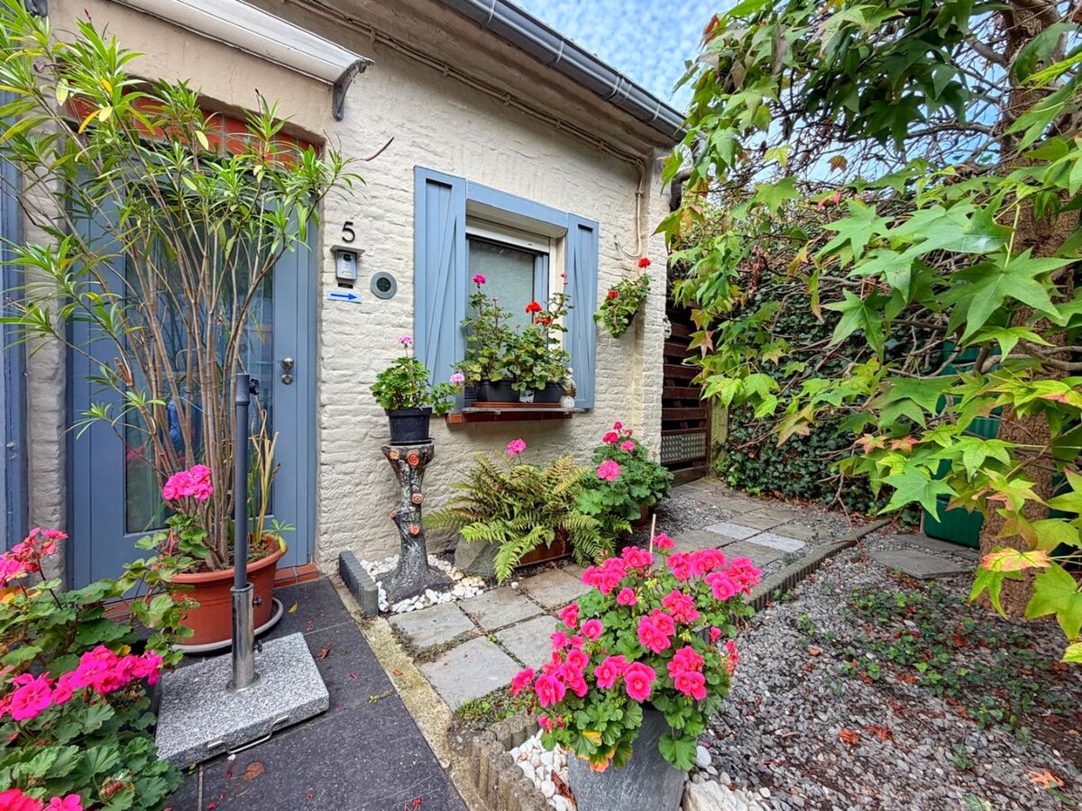 Knusse woning met ruime tuin en uitweg en mogelijkheid tot aankoop van een garage. 