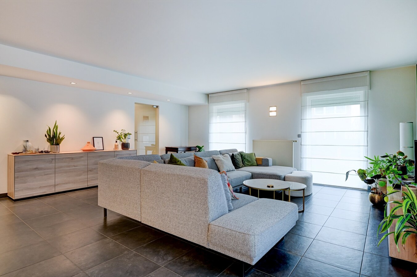 Ruim, centraal gelegen appartement met twee slaapkamers en staanplaats 