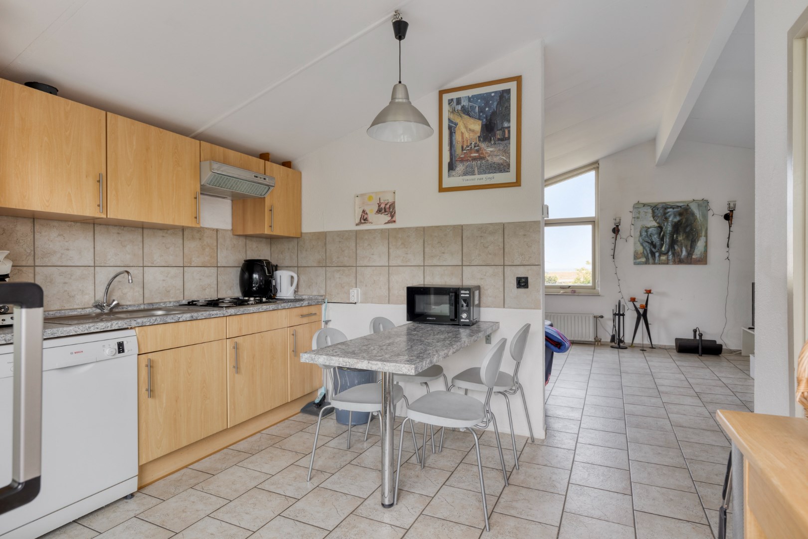 Vrijstaande 8-persoons vakantiewoning, gelegen op een unieke plek met vrij uitzicht over de Oosterschelde, kijkend richting het schilderachtige Zierikzee, wacht deze woning op een nieuwe eigenaar! 