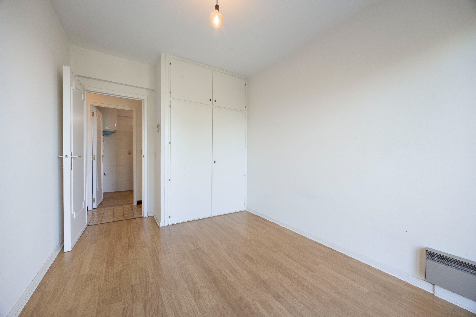 App. te huur met 2 slpk, 2 balkons, kelder en garagebox te Halle 