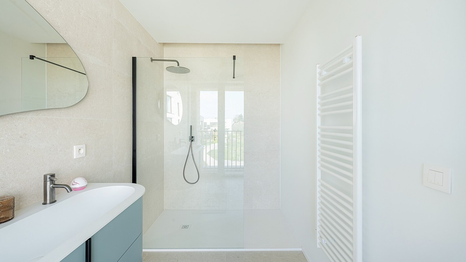 Exclusief verblijf met lift, terrassen en uitzonderlijke volumes in een groene-autovrije verkaveling te Knokke. 