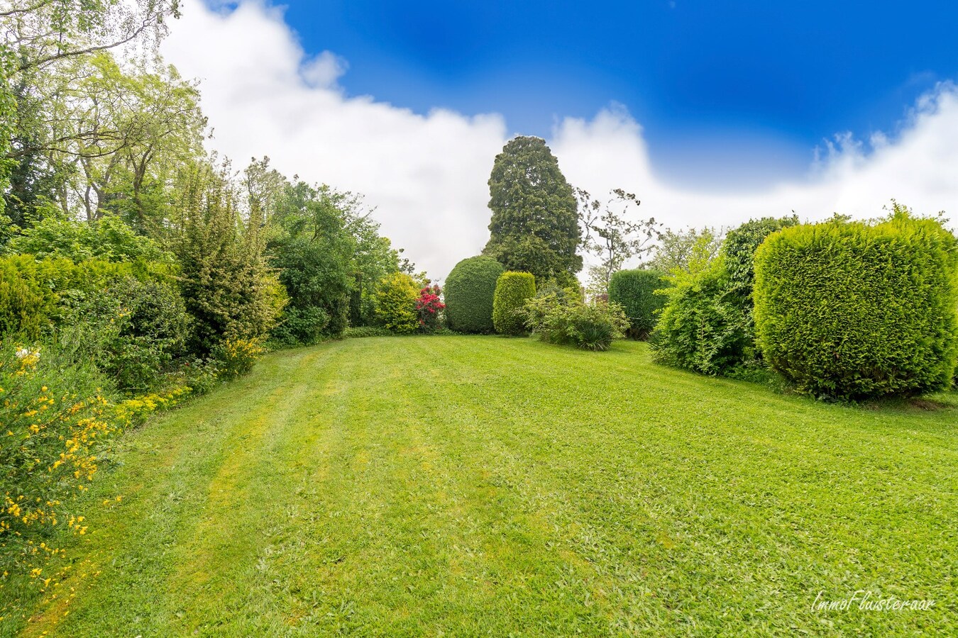 Authentic, to be renovated house with an idyllic garden on approximately 95 acres. 