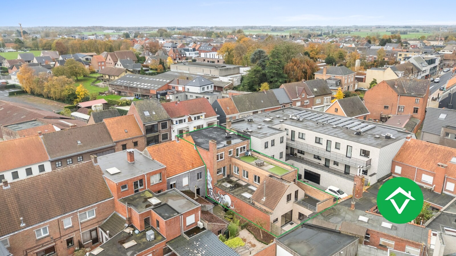 Veelzijdig handelspand met woonst en twee verhuurde appartementen in centrum Aartrijke 