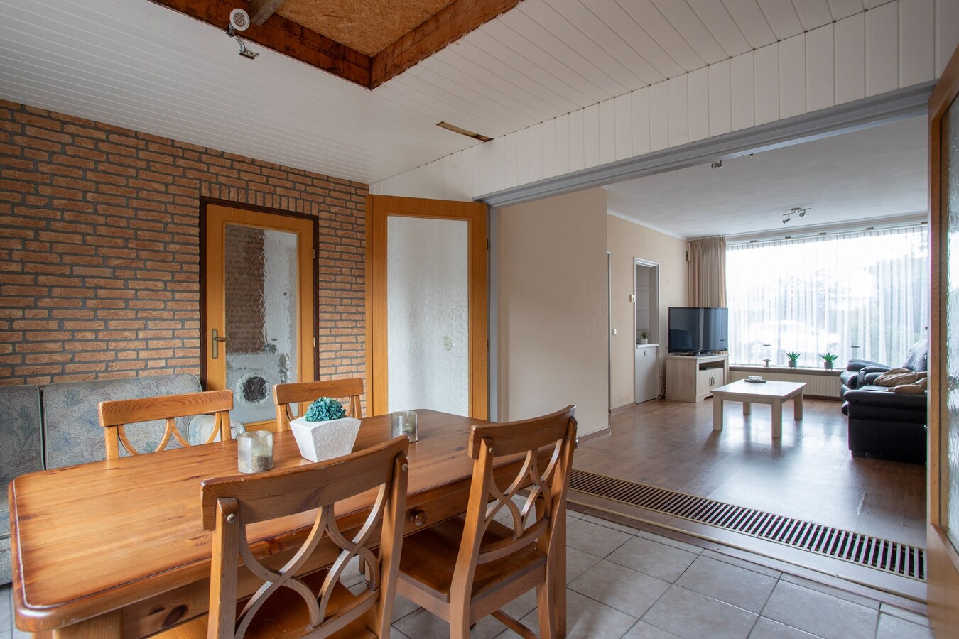 Tweekapper met vrijstaande garage en inrit gelegen op een hoekperceel in Reusel. 