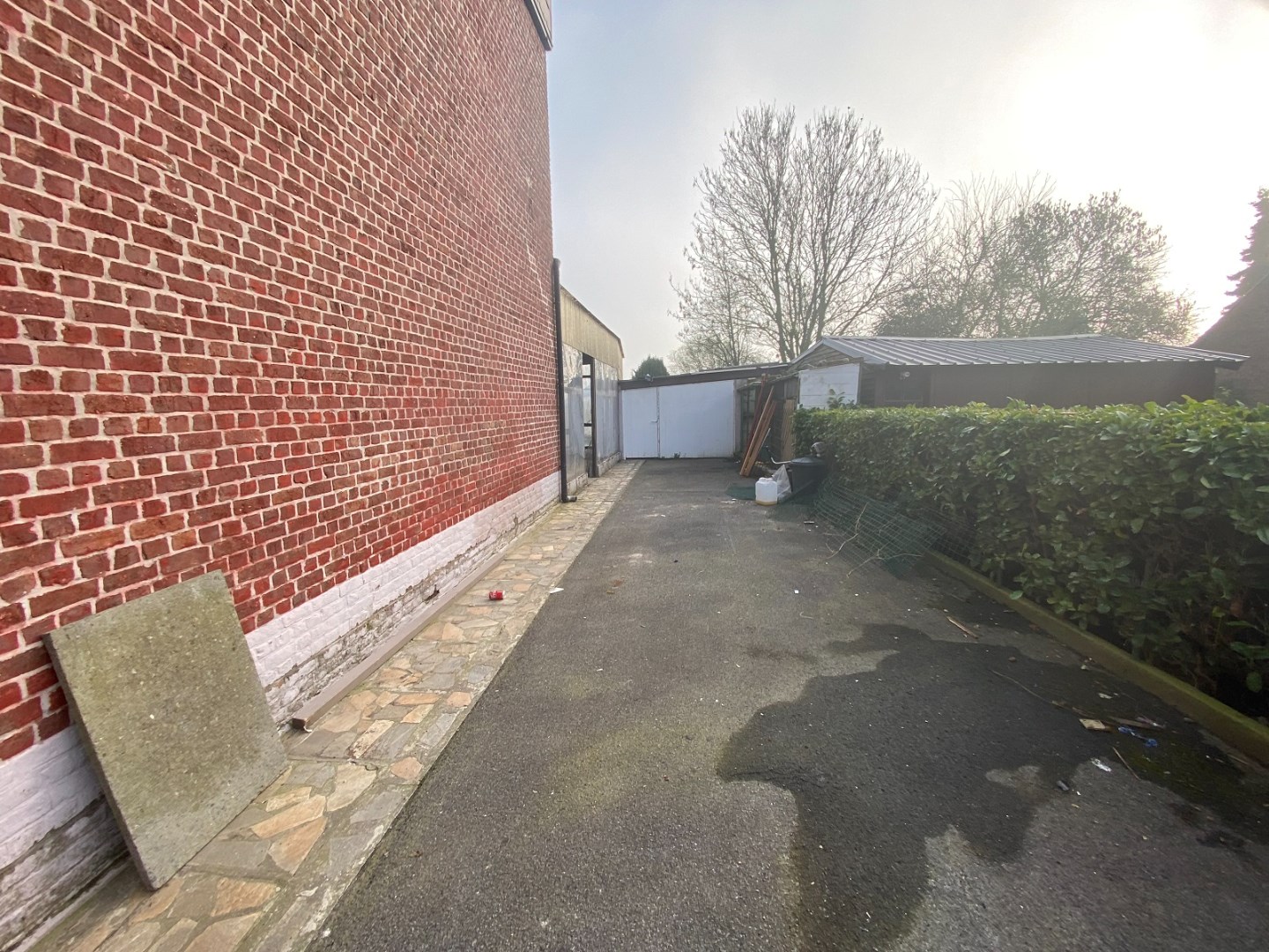 Te renoveren hoekwoning met grote tuin 