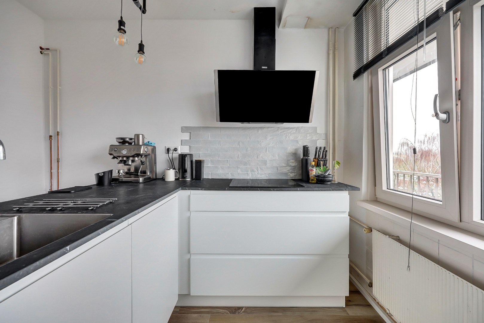 Instapklaar 2-kamer appartement op de 6e verdieping met moderne keuken en badkamer, balkon, berging in de onderbouw en gelegen op eigen grond. 