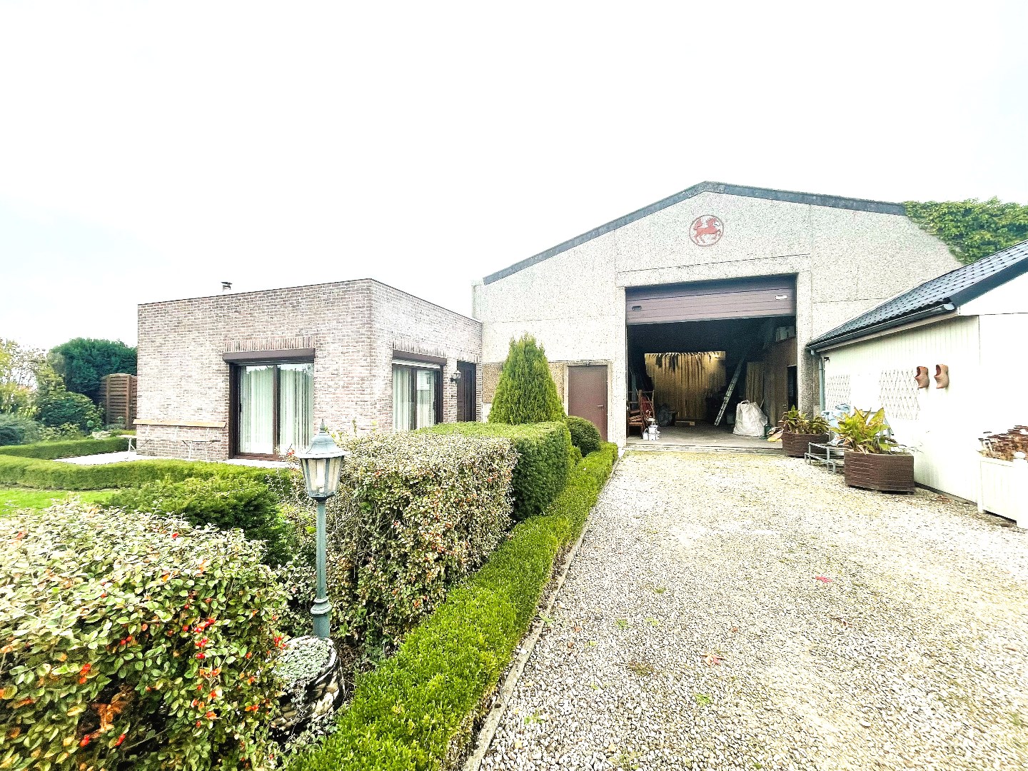 Woning met ruim magazijn op 2266 m² 