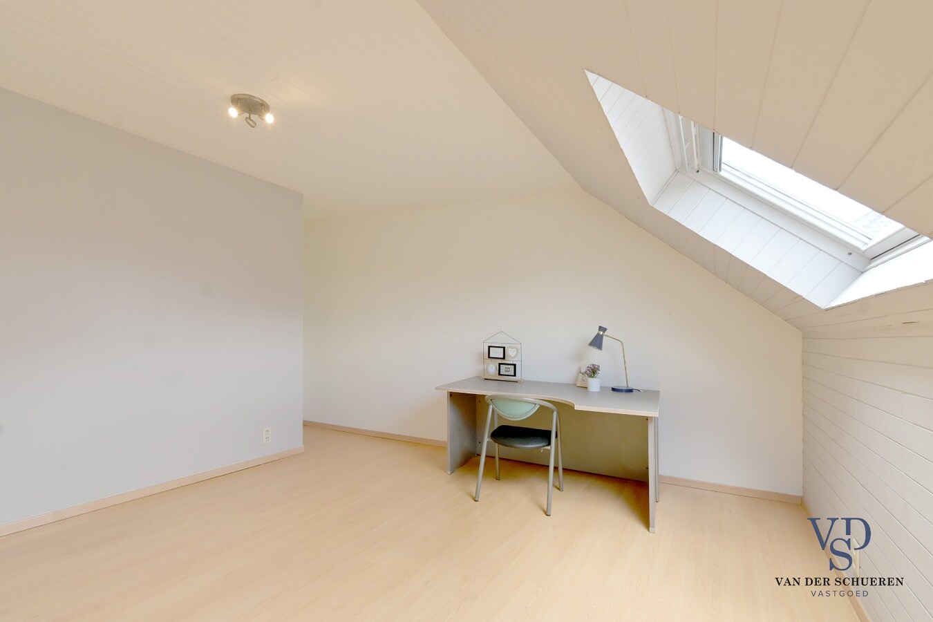 Ruime 3 slpk-woning met garage en tuin. 