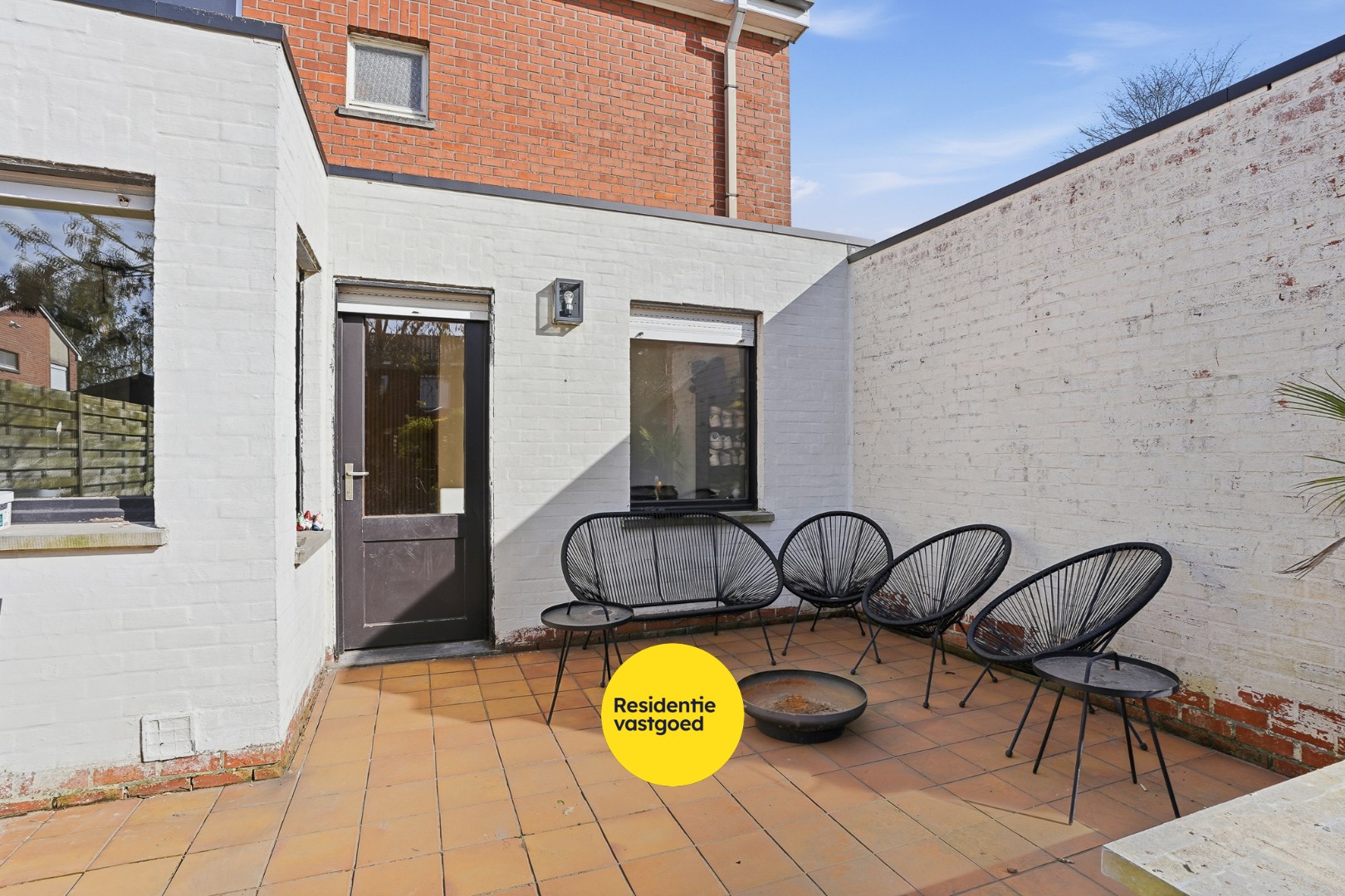 Halfopen bebouwing in een rustige woonwijk te Loppem 