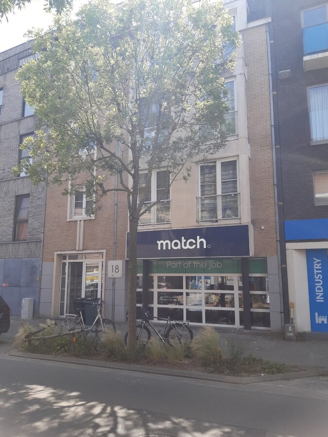 Uitstekend gelegen commercieel pand met parkeermogelijkheden ! 