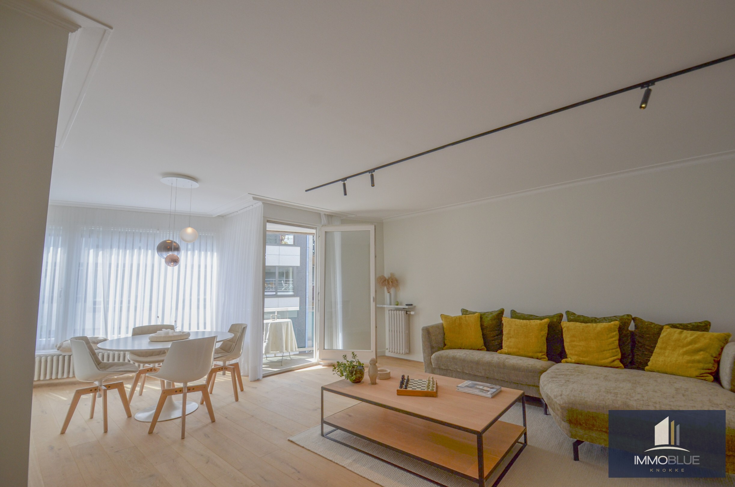 Stijlvol en volledig gerenoveerd appartement op wandelafstand van zee en het commerciële centrum. 