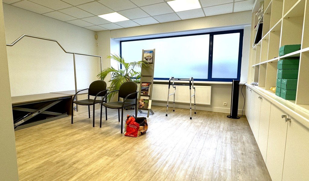 Magazijn met kantoren te huur in Merelbeke-Melle