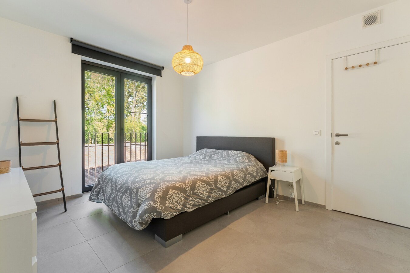 Recent, lichtrijk appartement met 2 slaapkamers 