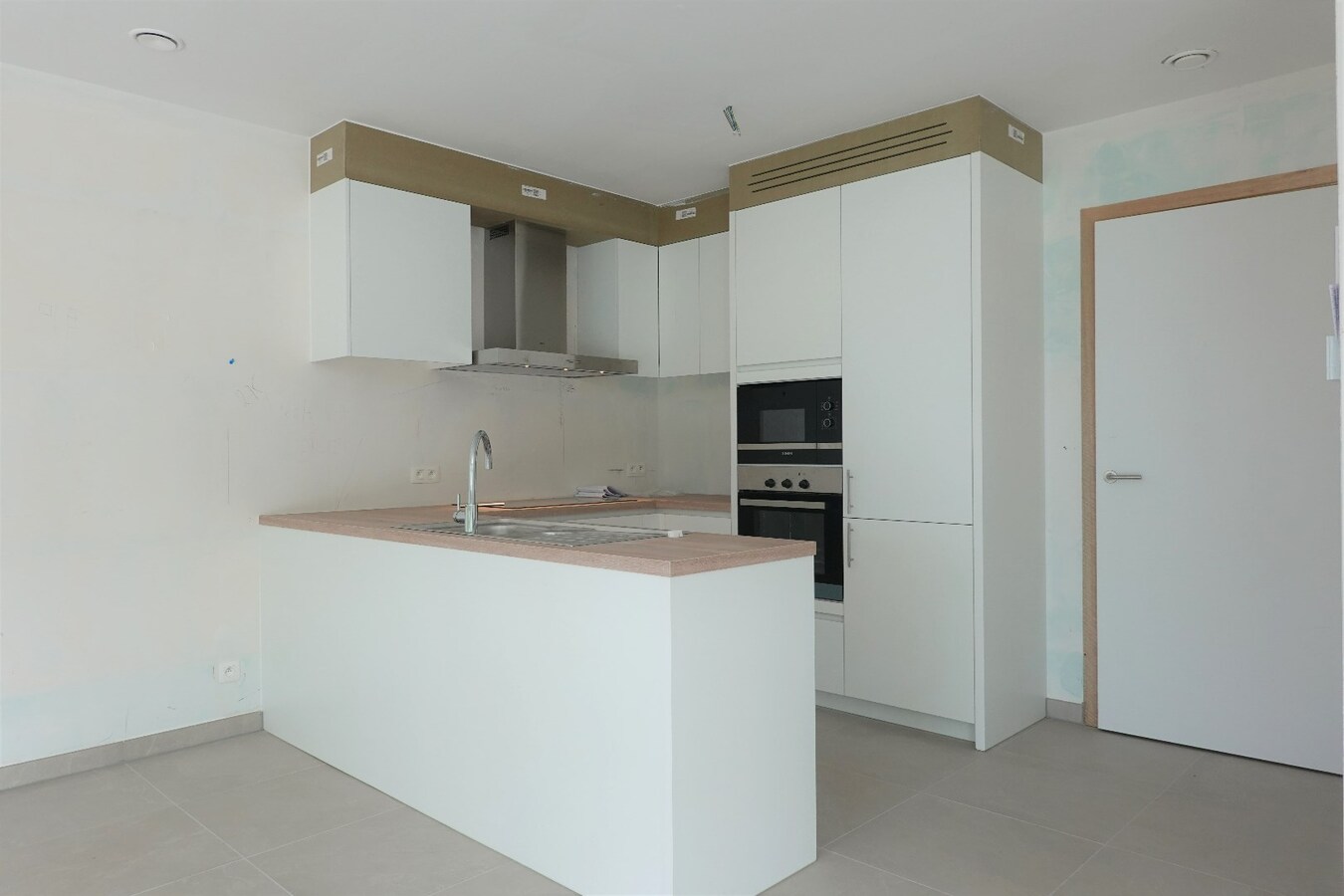 Nieuwbouwappartement met terras en tuin 