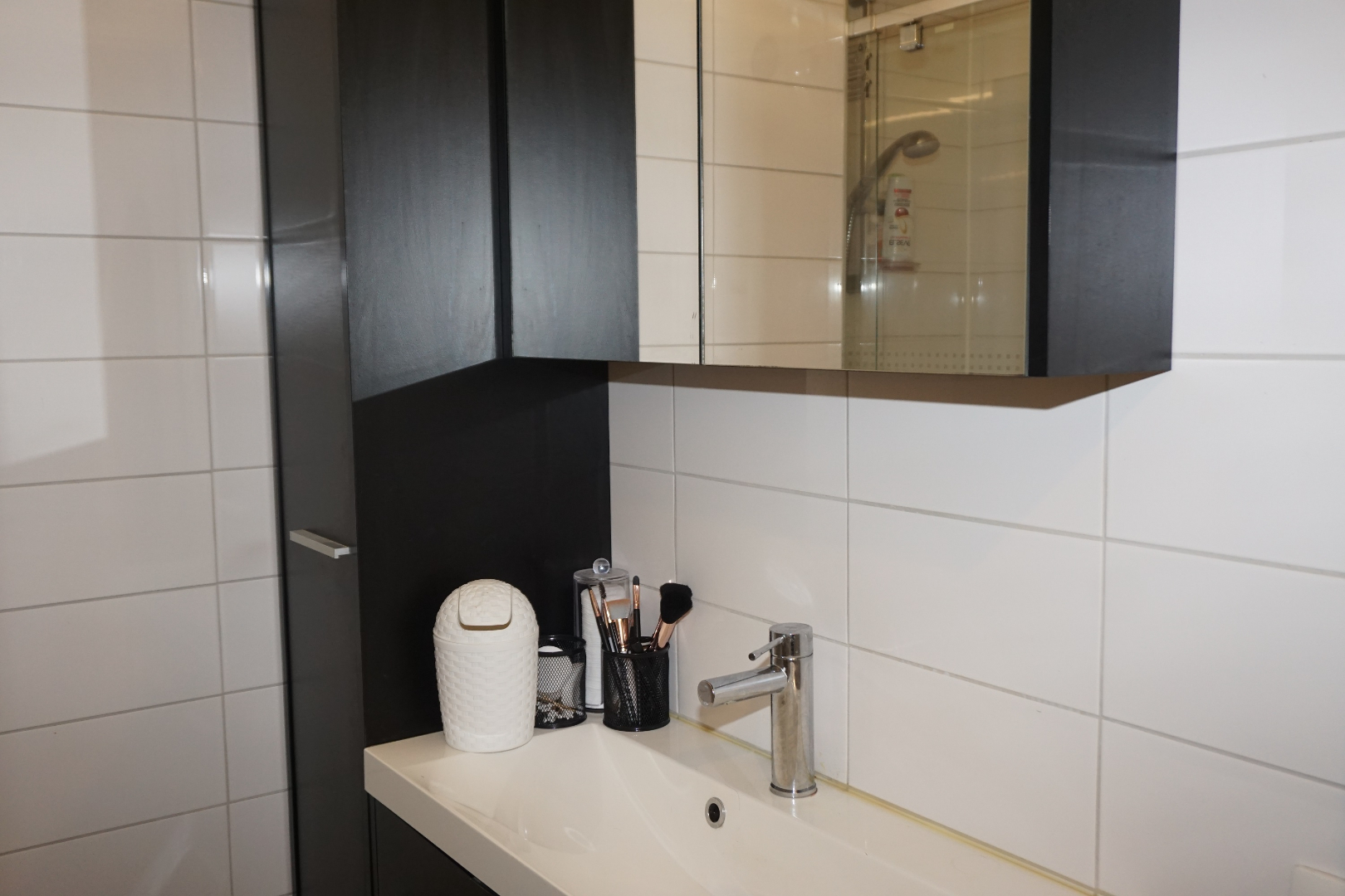 VERNIEUWDE STUDIO MET ZIJDELINGS ZEEZICHT IN CENTRUM OOSTENDE 