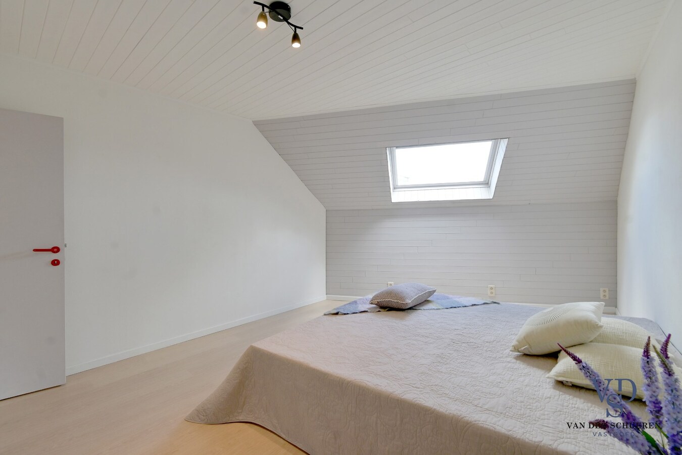 Ruime 3 slpk-woning met garage en tuin. 