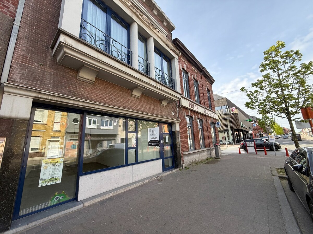 À Dottignies : surface commerciale modulable de ±116 m² avec jardin et excellente visibilité ! 