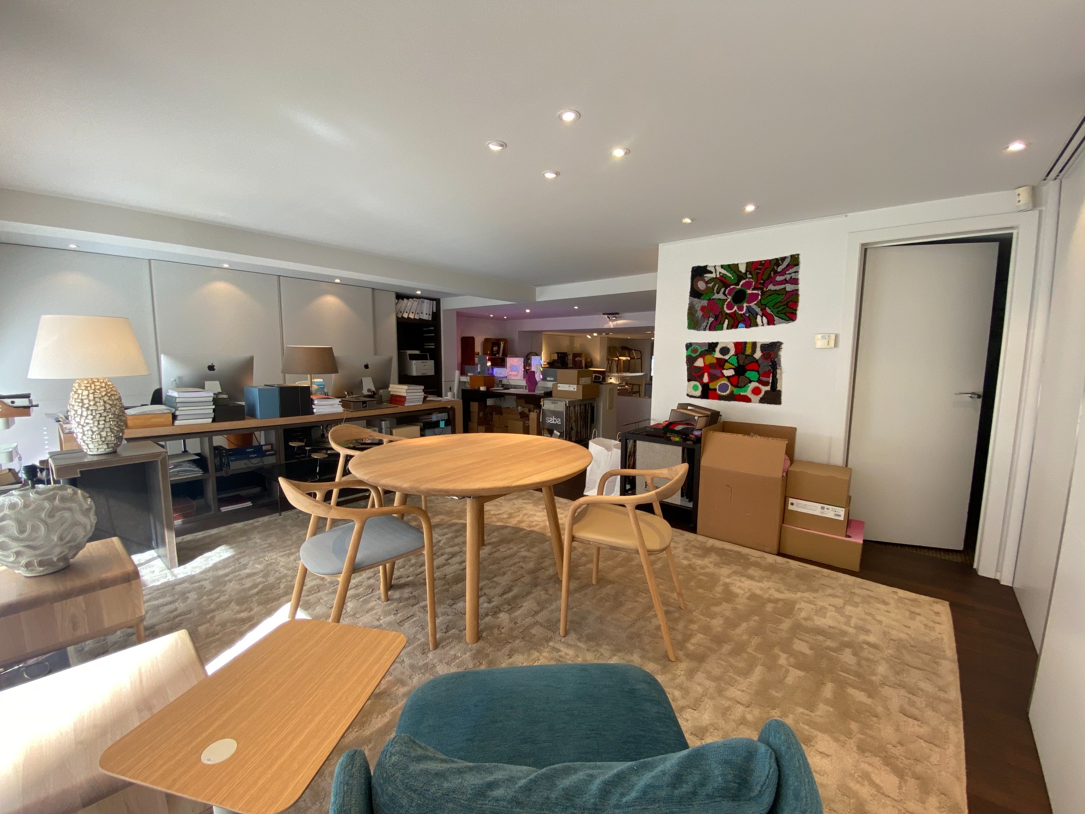 À LOUER : Spacieux local commercial sur la digue du Zoute avec une large vitrine 