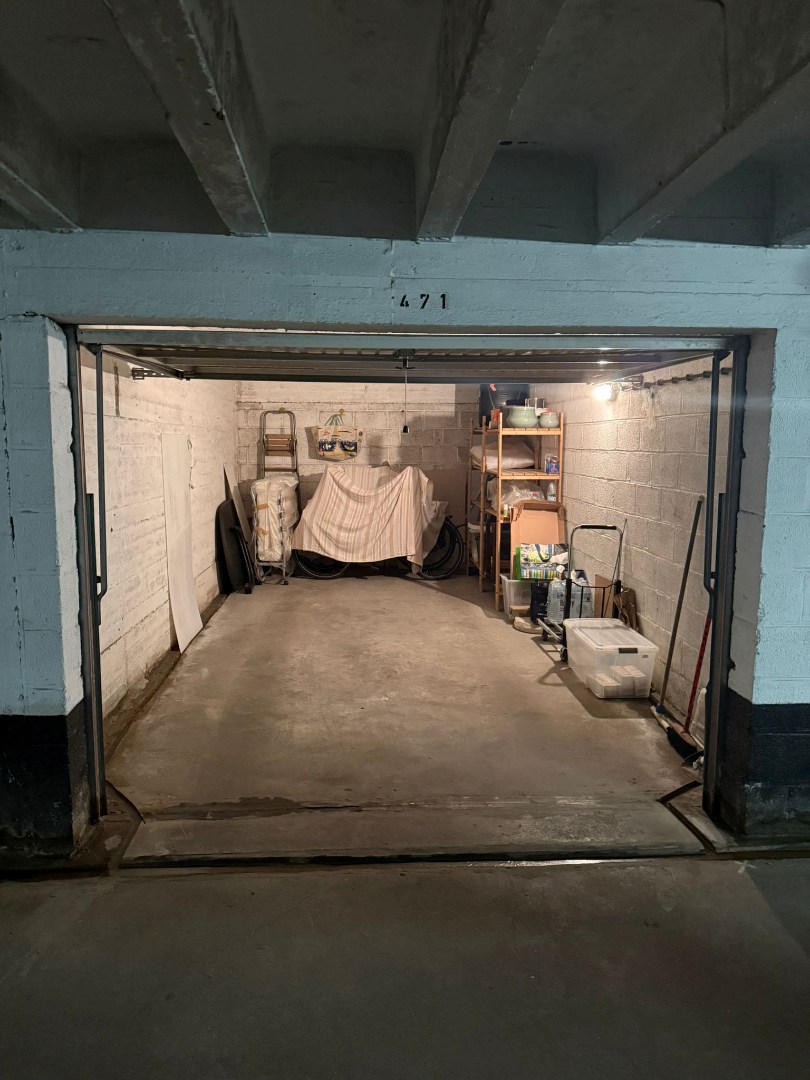 AFGESLOTEN GARAGEBOX - ROYAL PALACE 4 - 2 