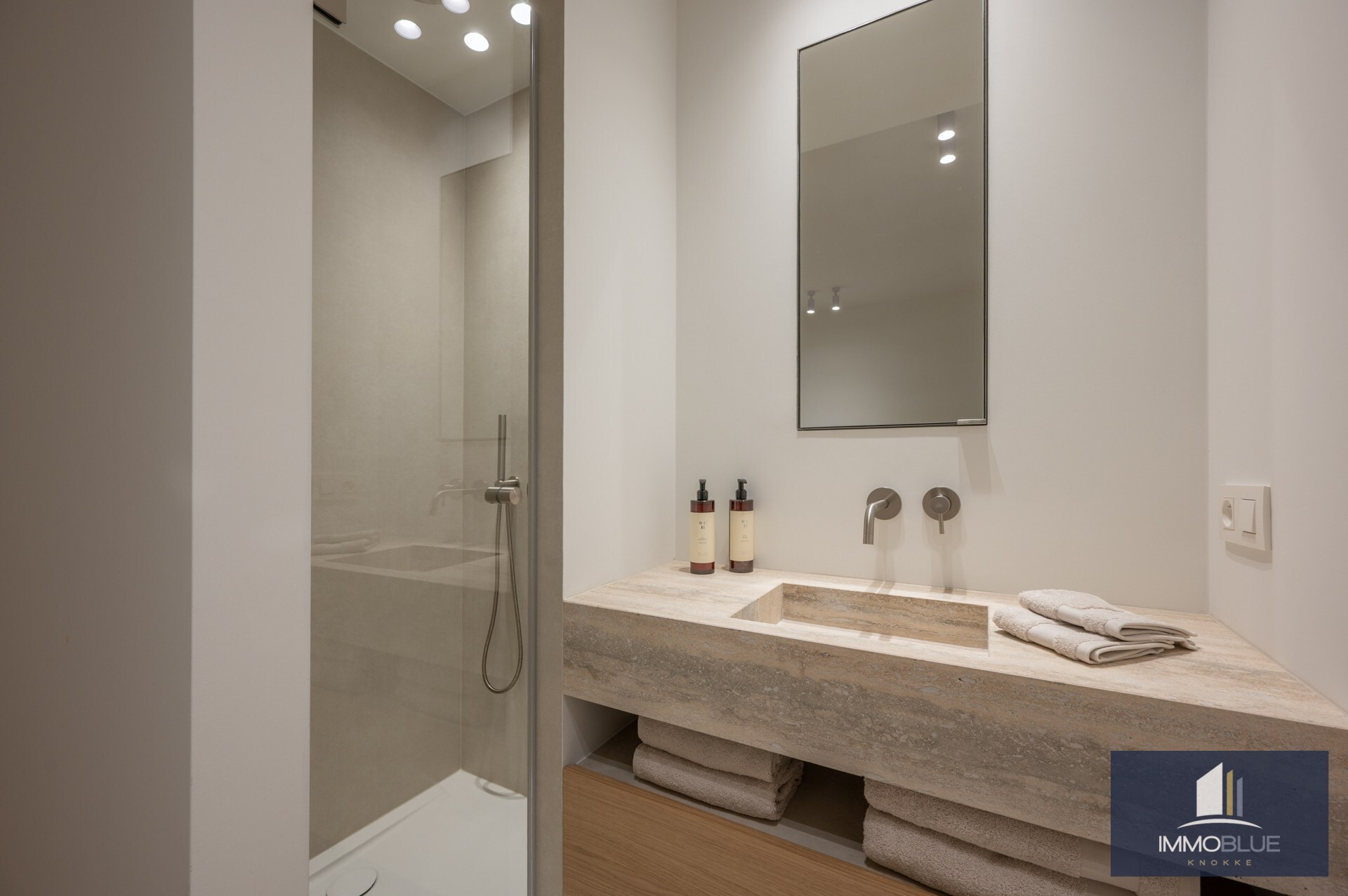 Appartement lumineux, entièrement rénové, avec trois chambres et une largeur de façade d’environ 5,5 mètres, idéalement situé à proximité de l’avenue Dumortier. 