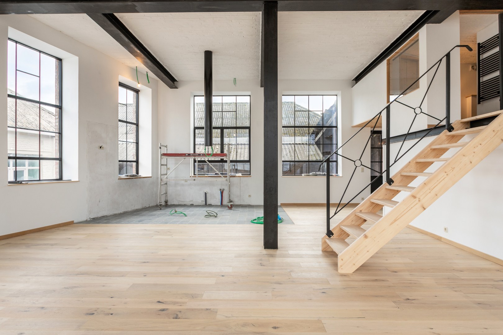 Opbrengsteigendom met gerenoveerde loft (EPC B) en atelier (100m²) naast het station van Braine-le-Comte 