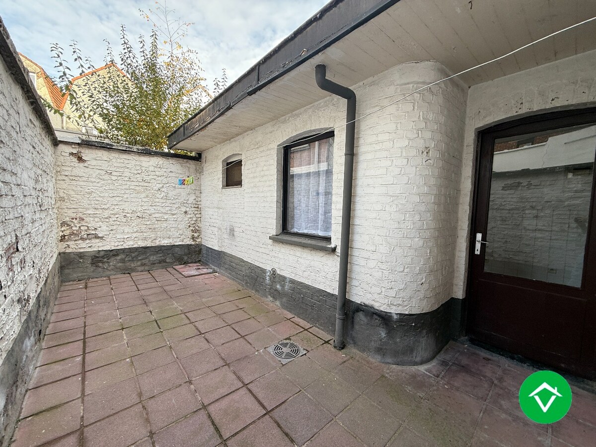 Woning met 3 slaapkamers en koer te centrum Roeselare 