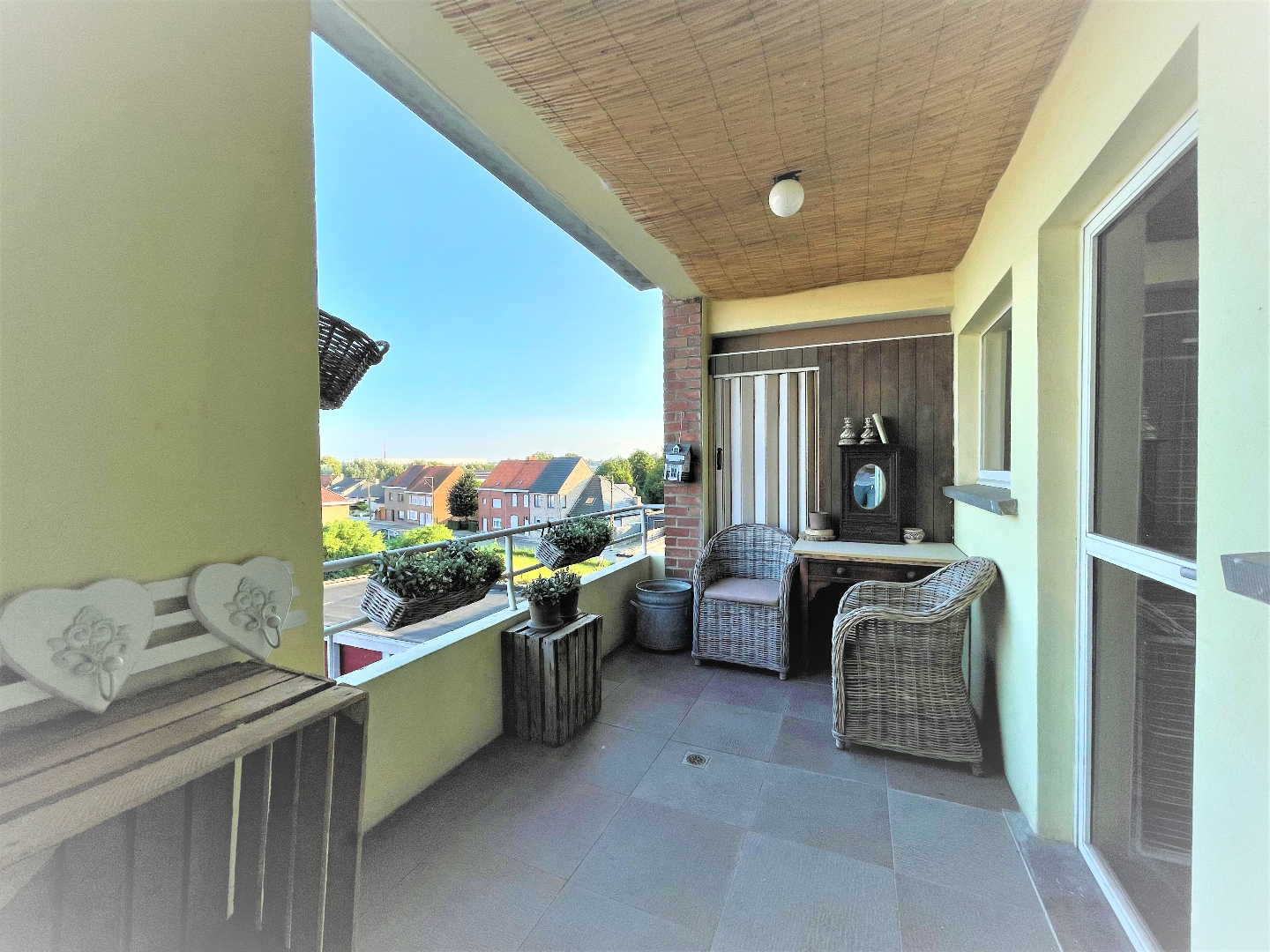 Ruim lichtrijk appartement met 2 slaapkamers en losstaande garage 