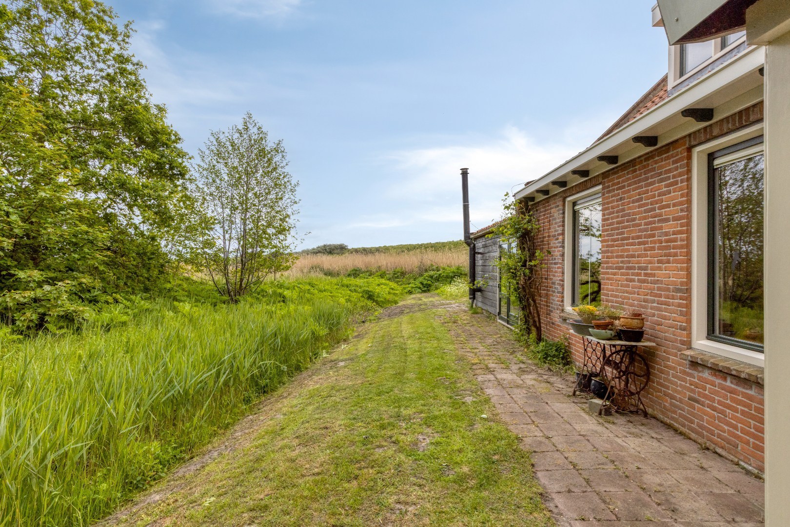 TE KOOP: Kampweg 11 te Burgh-Haamstede. Een plek als deze komt zelden beschikbaar: een unieke combinatie van wonen tegen de duinen aan en nabij het strand en nabij de boswachterij op één van de meest 