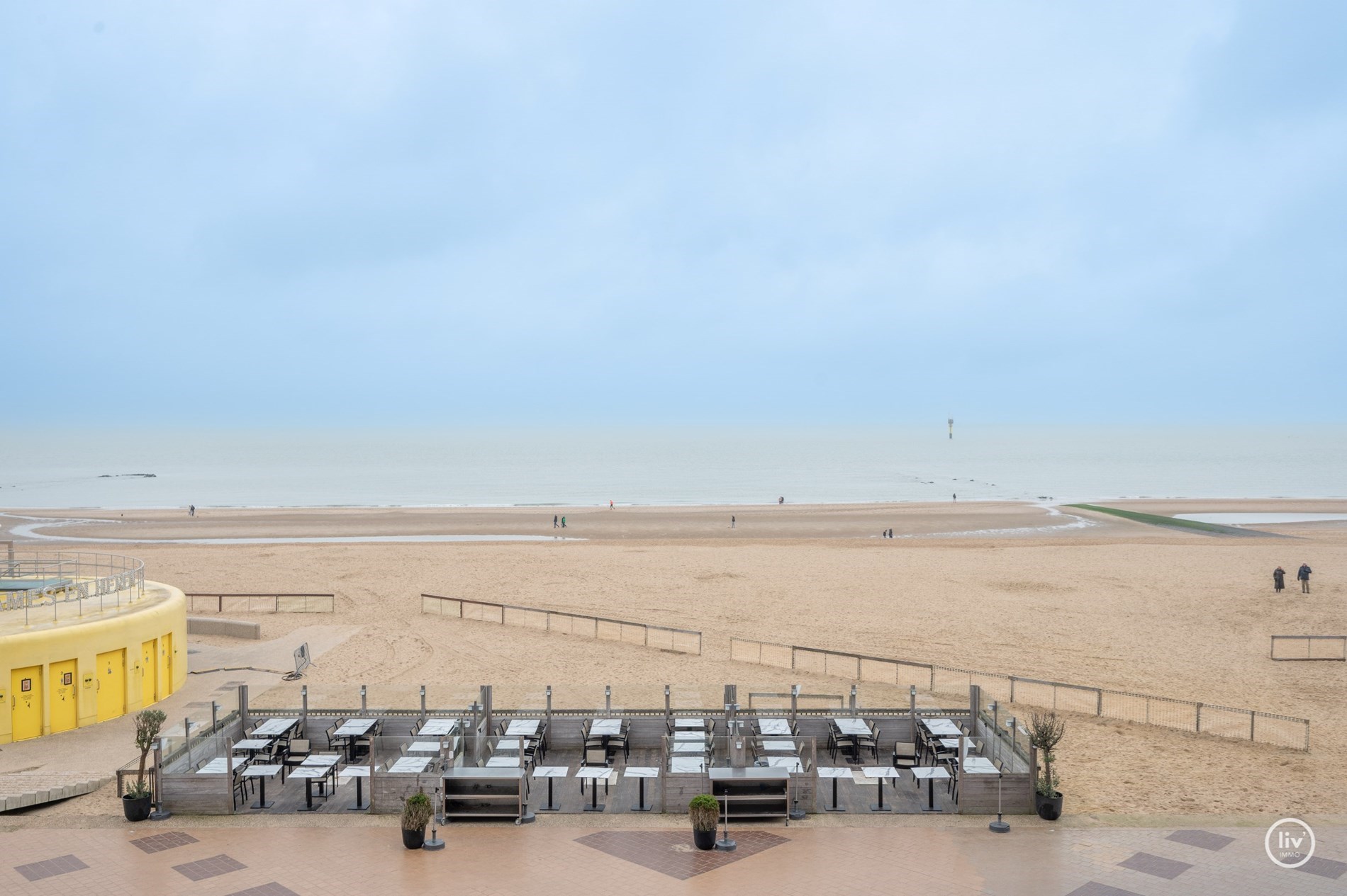 Appartement magnifiquement rénové avec vue frontale sur la mer situé sur la place de la tour de lumière à Knokke. 