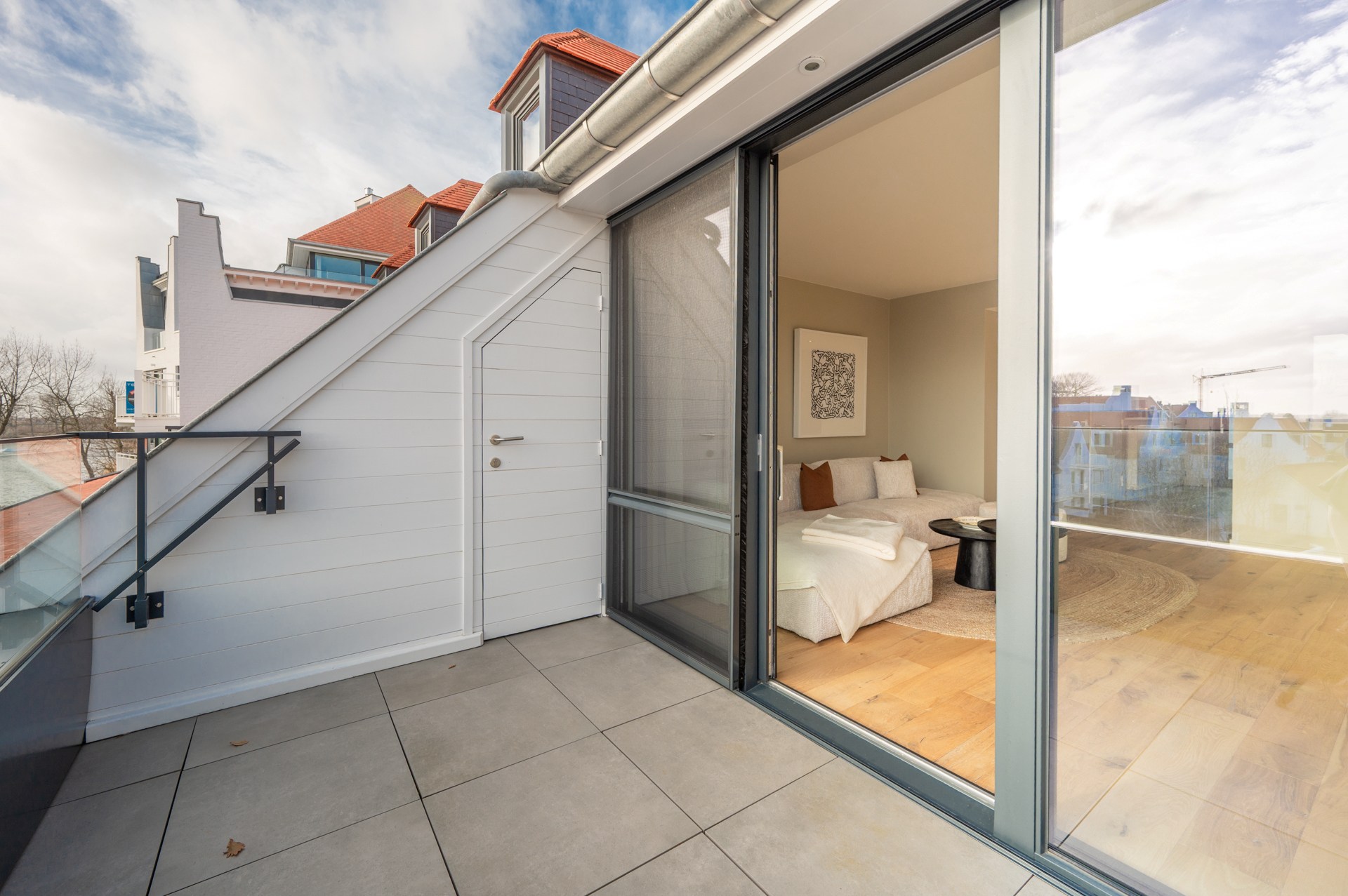 Cet appartement en duplex lumineux est situé à Duinenwater, combinant un agencement pratique avec des espaces extérieurs agréables et un emplacement calme au bord de l'eau. 