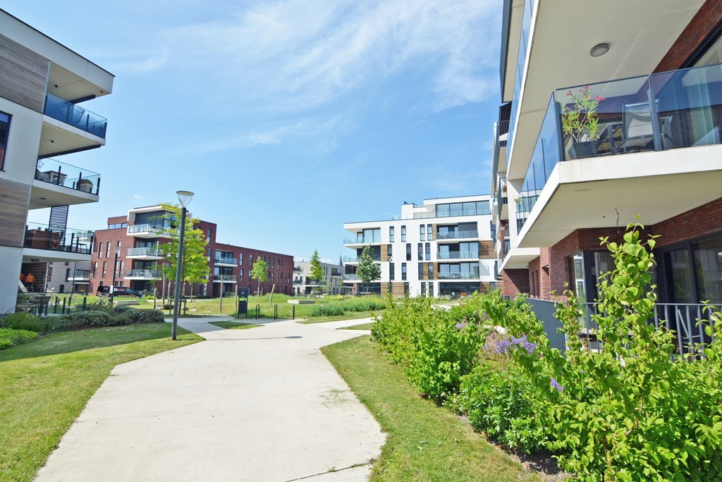 Modern, energiezuinig appartement met 2 slpks, terras, autostaanplaats en kelderberging. 