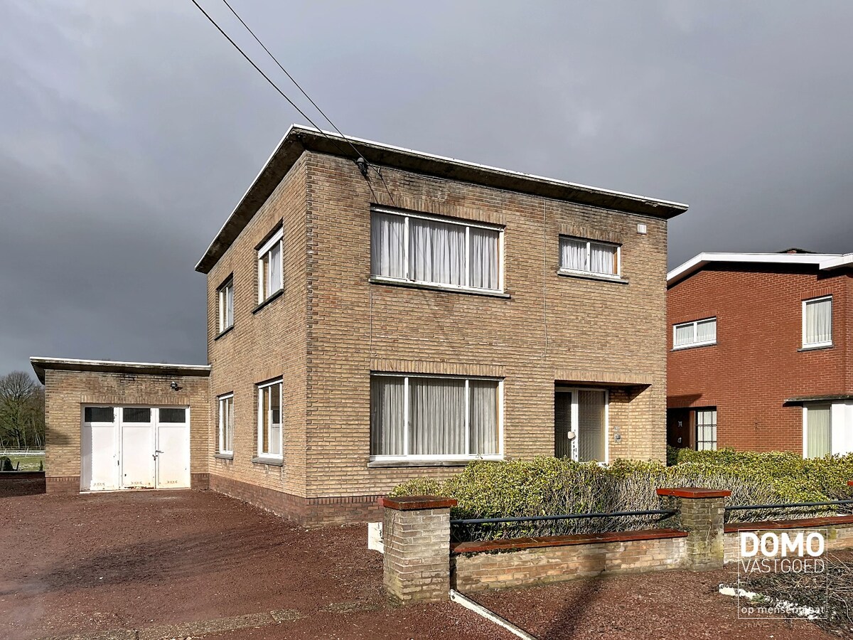 TE RENOVEREN WONING MET GARAGE, 3 SLAAPKAMERS EN GEZELLIGE TUIN OP EEN PERCEEL VAN 8A14CA 