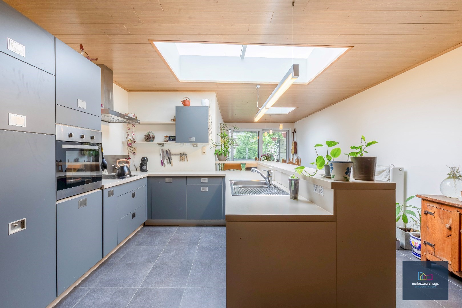 Instapklare woning met aangename tuin en garage 