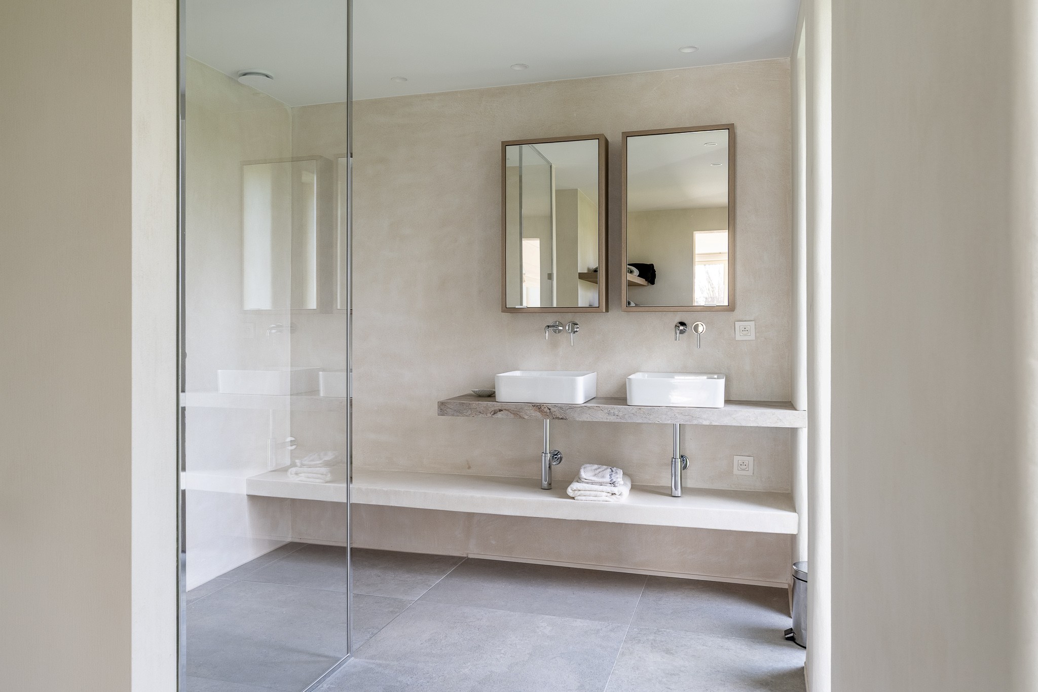 Uitzonderlijk gerenoveerde Hoeve met bijhuis op een domein van 1,5 hectare 