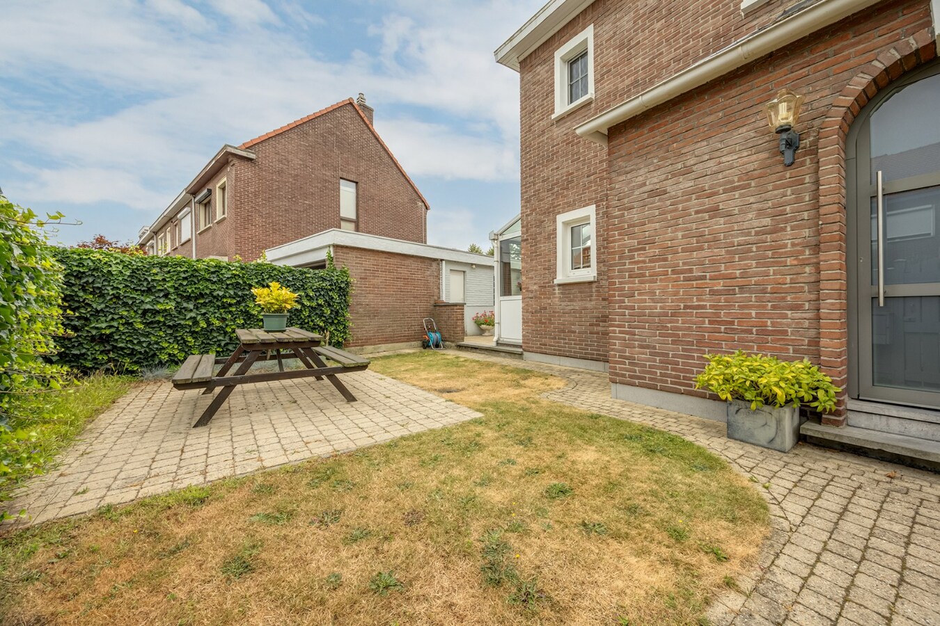 HOB met 3 slpk, garage en tuin nabij Schoten centrum! 