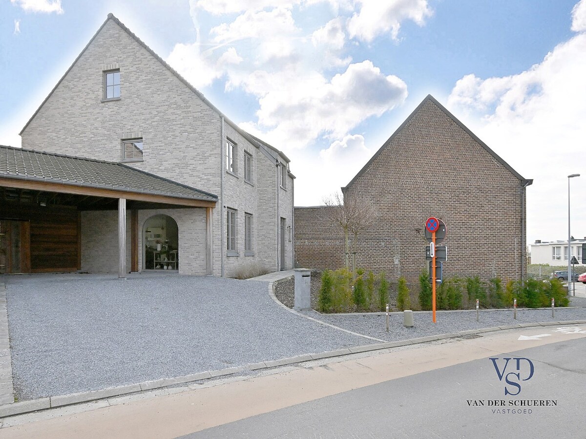 Recente pastorijwoning in hartje Dikkelvenne. 