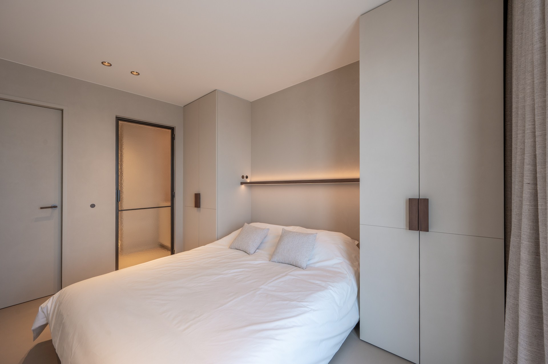 Prachtig gerenoveerd en instapklaar appartement met 3 slaapkamers en frontaal zeezicht, gelegen in een prestigieuze residentie op de zeedijk in het Zoute. 