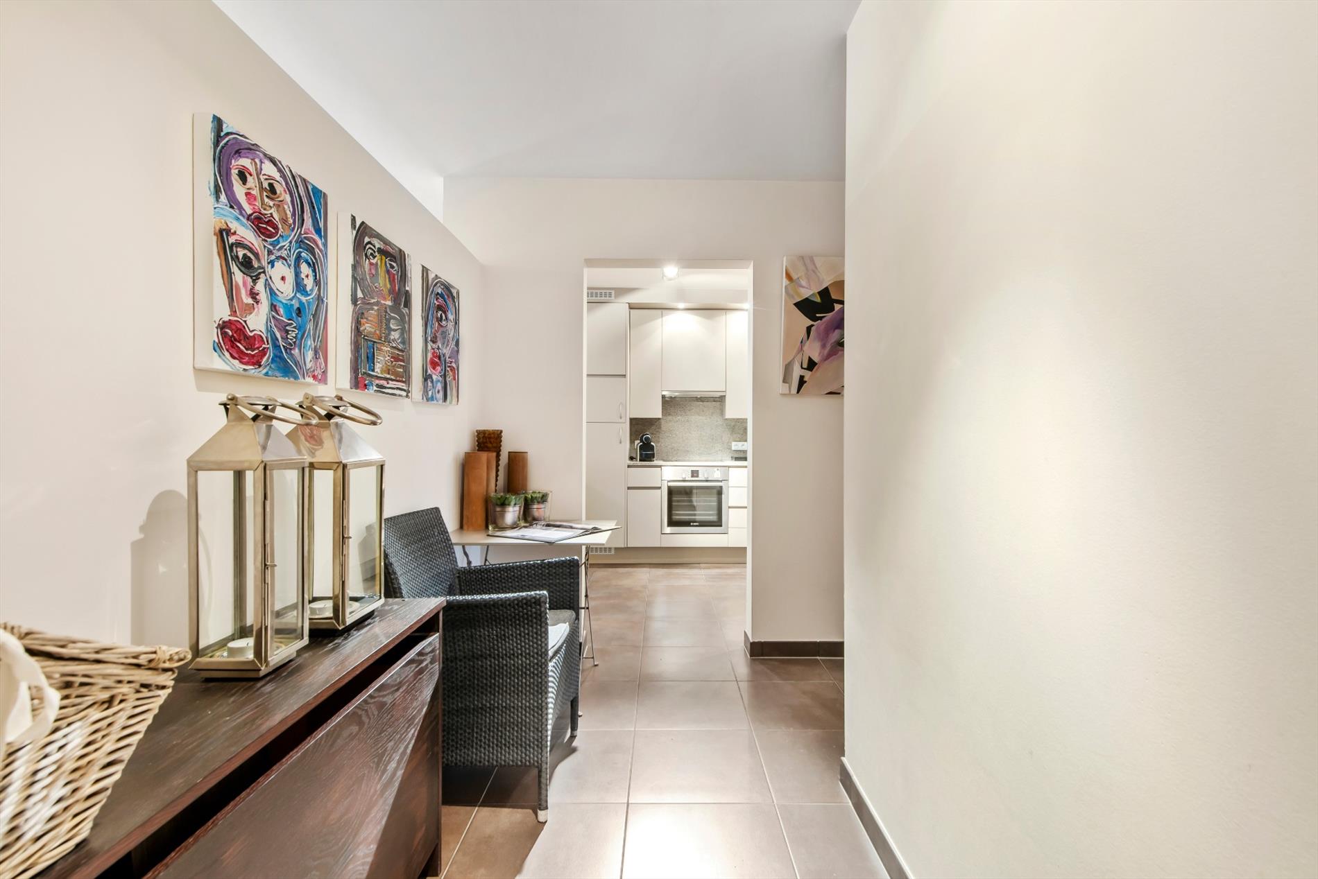 Instapklaar bemeubeld 3 slaapkamer appartement met terras 