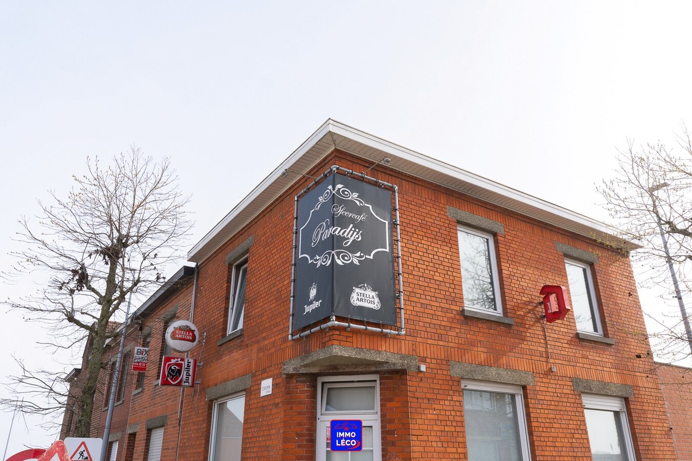 Maison de commerce avec logement, grande terrasse et garage, idéalement situé ! Nombreuses possibilités ! 