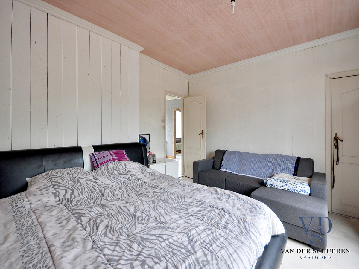 Op te frissen gezinswoning in hartje Gavere ! 