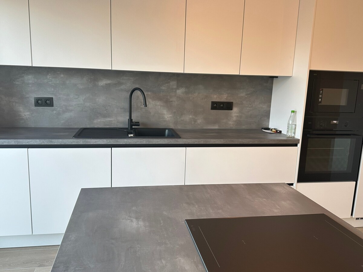 OPTIE!  NIEUW  gelijkvloers appartement met 3 slaapkamers en tuin. 