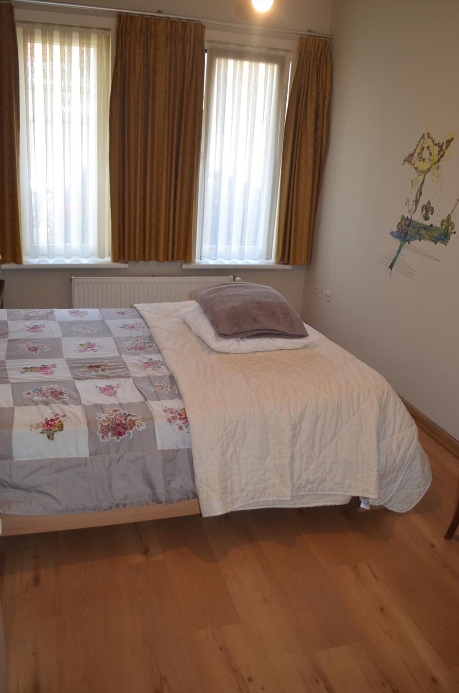 Gelijkvloers app met 1 slpk en garage te centrum Eeklo 